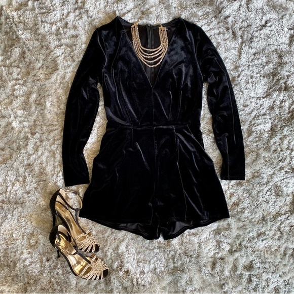 Express NWOT Black Long Sleeve Velour Romper Size Small - Picture 3 of 8